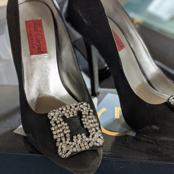 Red Carpet Black Pumps - Picture 6 of 6